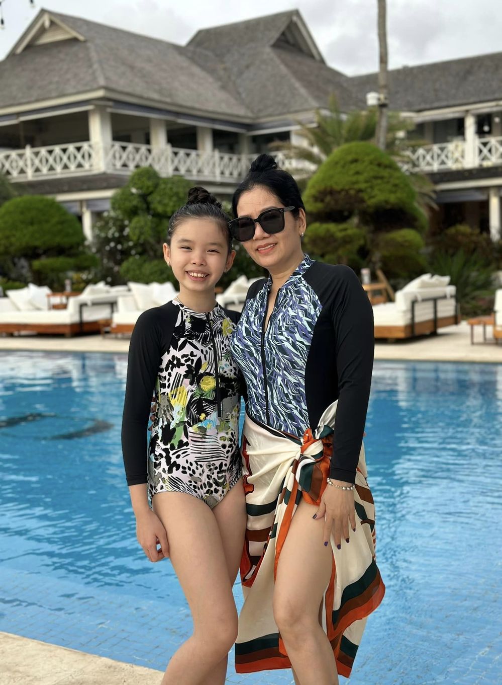 Mẹ chồng và con gái Phương Trinh Jolie lên đồ đồng điệu cùng thả dáng ở hồ bơi. (Ảnh: FB Mai Ly)