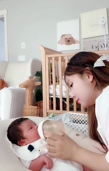  
"Mẹ bỉm" buồn phiền vì không có sữa cho con. (Ảnh: Bi Bảo)