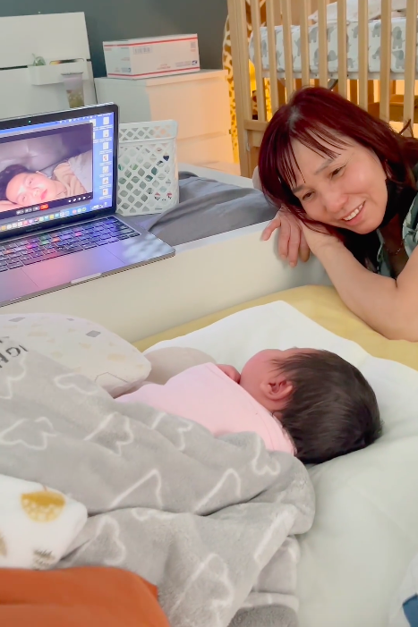  
Ba chỉ có thể nhìn thấy con gái nhỏ qua màn hình. (Ảnh: Bi Bảo)