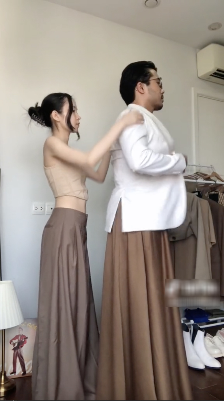 Con gái Xuân Hinh tự tay lựa chọn váy áo cho chồng. (Ảnh: Lovvin’ Family)