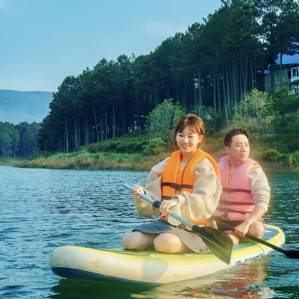 Vợ chồng nam diễn viên Nhà Bà Nữ còn tình tứ chèo sup ở hồ Tuyền Lâm. (Ảnh: FB Trấn Thành)