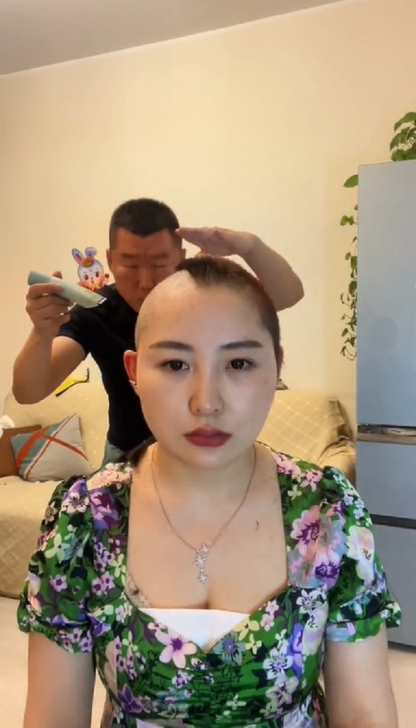  
Tóc của người vợ ngày càng ngắn và anh chàng vẫn loay hoay tạo kiểu. (Ảnh: Cắt từ clip: Weibo)