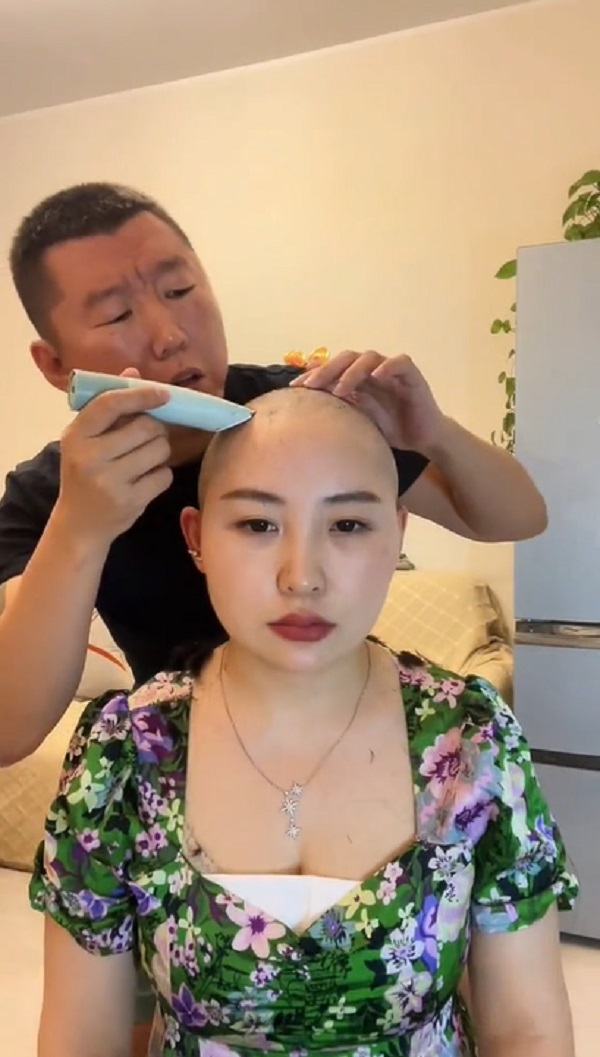  
Cuối cùng người chồng trực tiếp cạo trọc luôn mái tóc của vợ. (Ảnh: Cắt từ clip: Weibo)