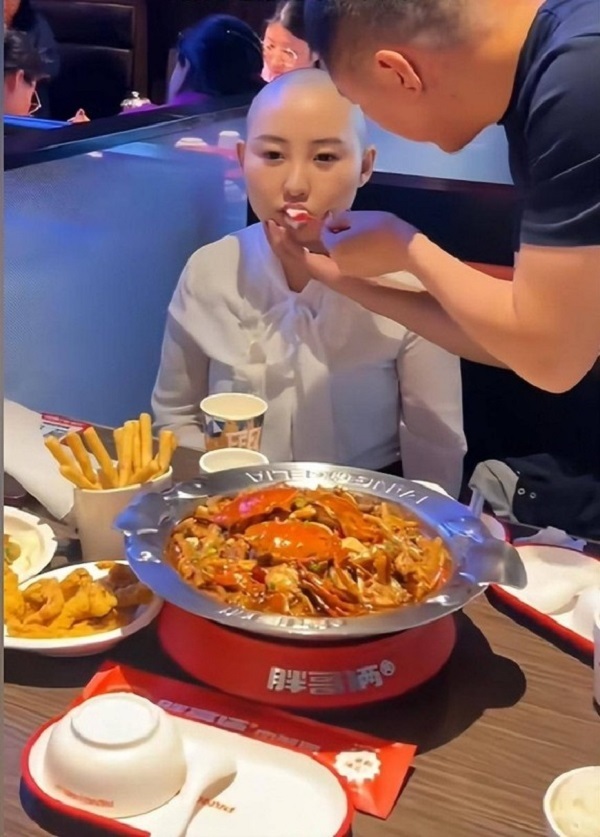 
Người chồng cũng biết sai nên đã chủ động dẫn vợ đi ăn để chuộc lỡi. (Ảnh: Weibo)