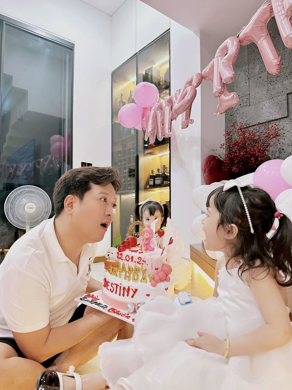 Trường Giang tinh ý diện áo thun trắng để trùng màu váy của con gái trong tiệc sinh nhật. (Ảnh: FB Trường Giang)