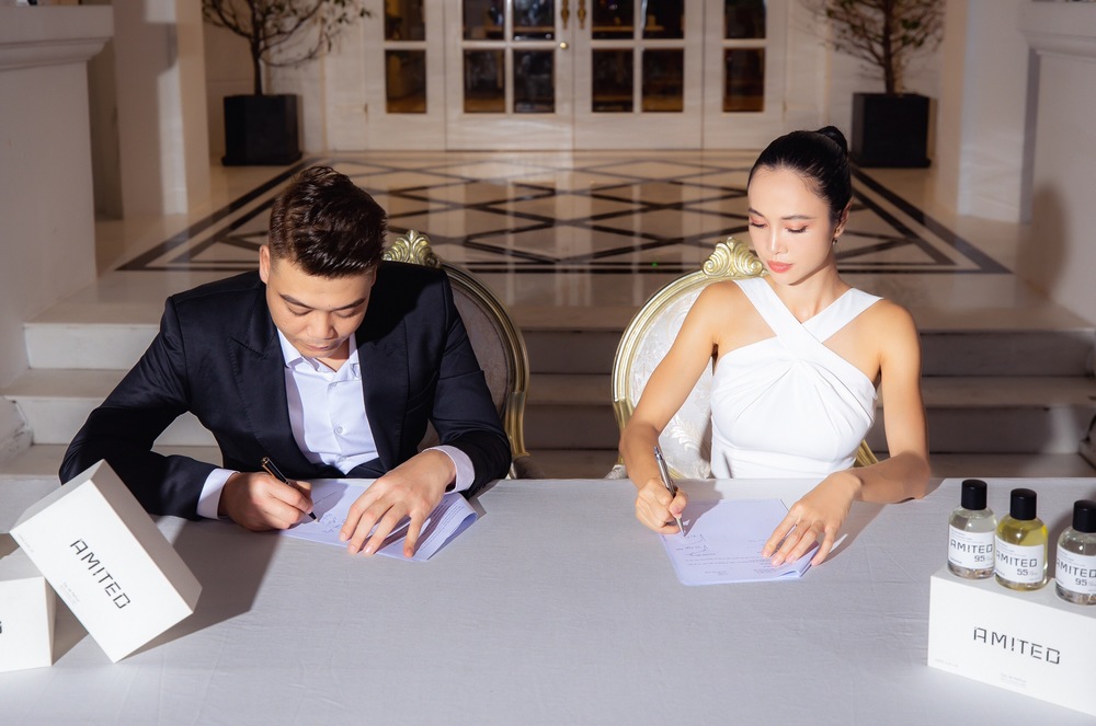 Bà Vũ Ngọc Anh – Giám đốc đại diện của Venus Entertainment (phải) và Ông Nguyễn Thành Chung - Chủ tịch Công ty Amited Việt Nam (trái) chính thức ký kết hợp tác truyền thông
