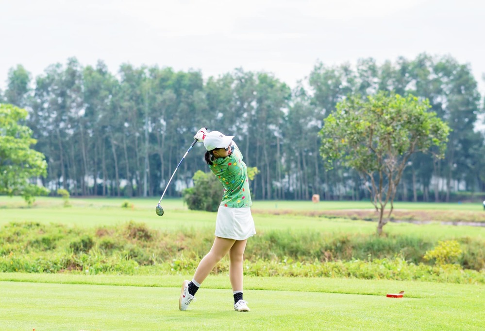  
Cô bé đánh golf rất giỏi, được ba mẹ công nhận và tuyên dương. (Ảnh: Khang Le) - Tin sao Viet - Tin tuc sao Viet - Scandal sao Viet - Tin tuc cua Sao - Tin cua Sao