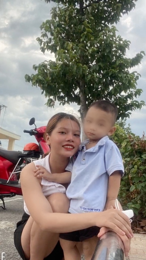  
2 mẹ con cố gắng cùng nhau vượt qua khoảng thời gian khó khăn này. (Ảnh: Clip N.D)