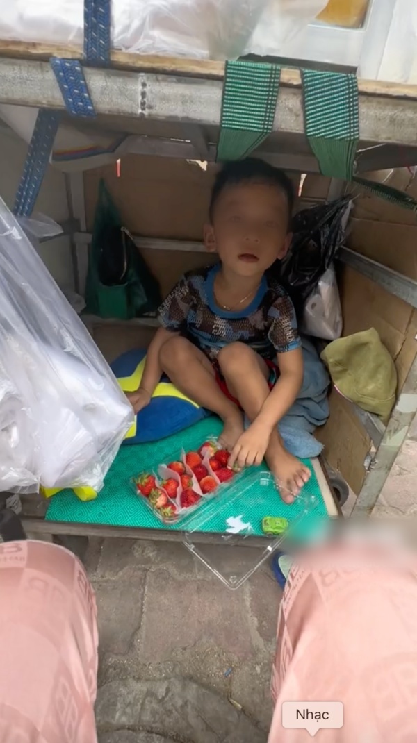  
Nhiều hôm 2 mẹ con bán hàng đến tối muộn. (Ảnh: Clip N.D)