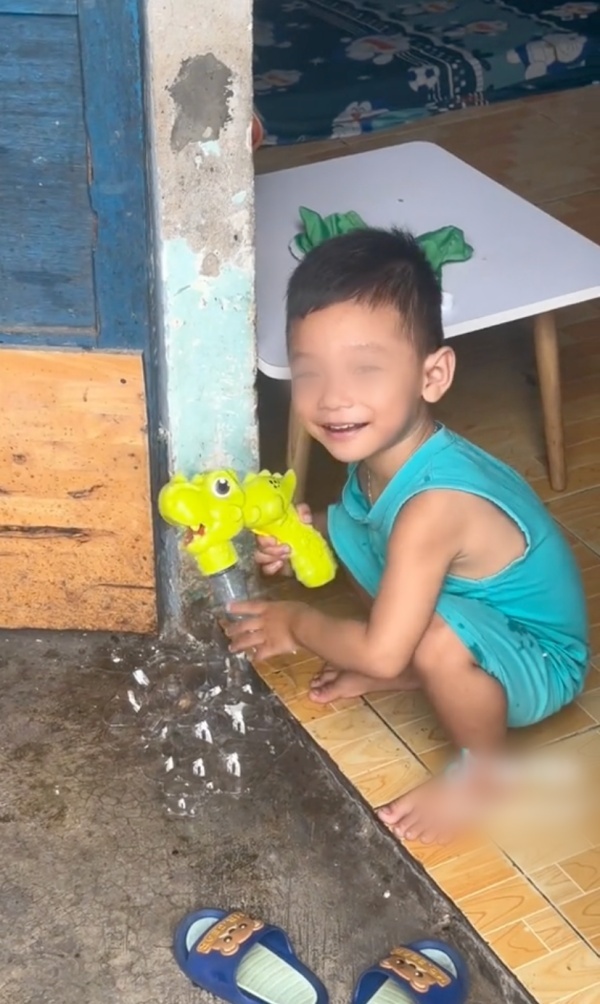  
Tuy nhỏ nhưng em rất ngoan ngoãn và hiểu chuyện. (Ảnh: Clip N.D)