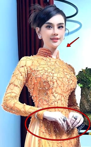  
Cô bị soi nhiều điểm photoshop quá đà. (Ảnh: FB Lâm Khánh Chi) - Tin sao Viet - Tin tuc sao Viet - Scandal sao Viet - Tin tuc cua Sao - Tin cua Sao