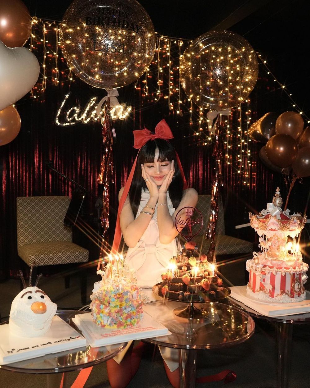 
Lisa tựa "búp bê" trong ngày mừng tuổi 26. (Ảnh: Instagram lalalalisa_m)