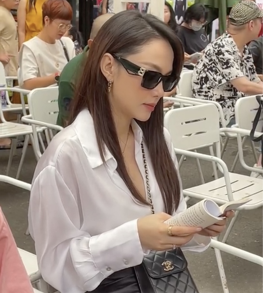  
Diện đồ đơn giản, nữ diễn viên nhấn nhá bằng túi xách hàng hiệu. (Ảnh: Moew Entertainment) - Tin sao Viet - Tin tuc sao Viet - Scandal sao Viet - Tin tuc cua Sao - Tin cua Sao