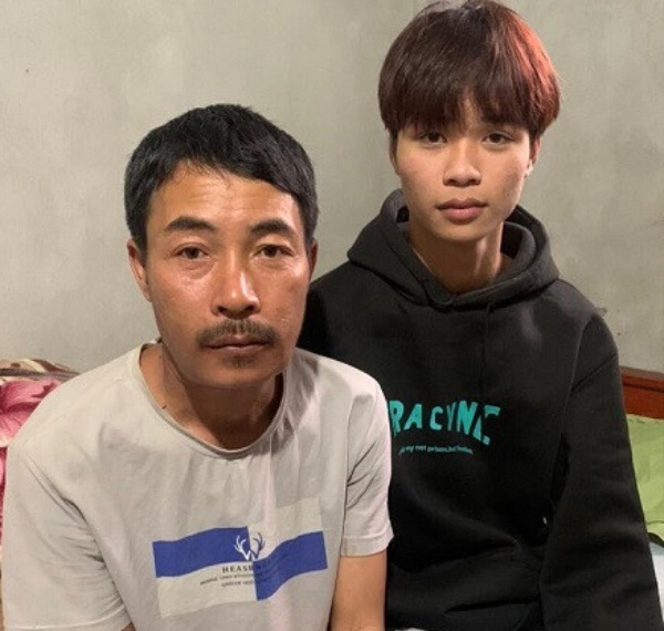  Khánh (bên phải) bỏ ước mơ học lên cao để đi làm kiếm tiền phụ giúp gia đình. (Ảnh: Vietnamnet)