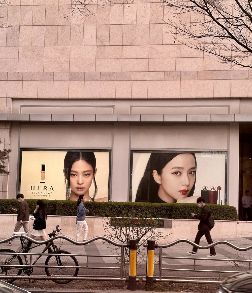  
Biển quảng cáo của Jennie và Jisoo đối đầu nhau tại trung tâm thương mại. (Ảnh: Twitter  @bingborobong)