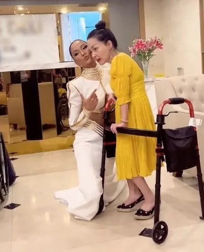  H'Hen Niê cư xử đẹp, không ngại quỳ gối để có bức ảnh đẹp với fan. Ảnh: H'Hen Niê - Tin sao Viet - Tin tuc sao Viet - Scandal sao Viet - Tin tuc cua Sao - Tin cua Sao