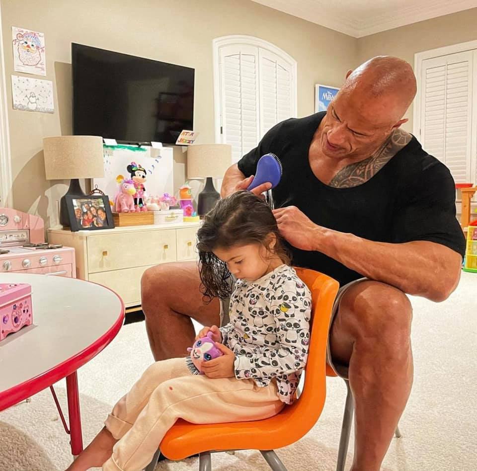  
He is also ready to dry his hair, comb his daughter's hair as long as she asks.  (Photo: FB Dwayne The Rock Johnson)