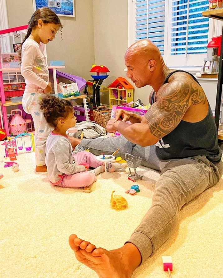  
As long as you need it, The Rock is always there, even in the middle of the night when you ask to play with goods.  (Photo: FB Dwayne The Rock Johnson)