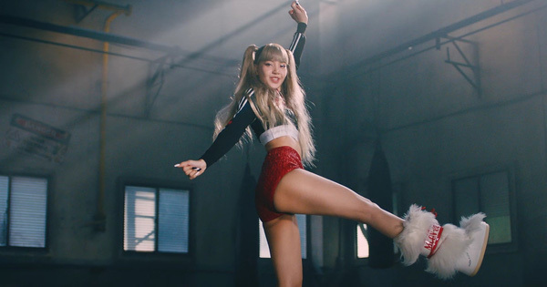  
Lisa prefers short pants to show off her legs and look sexier.  (Photo: BLACKPINK)