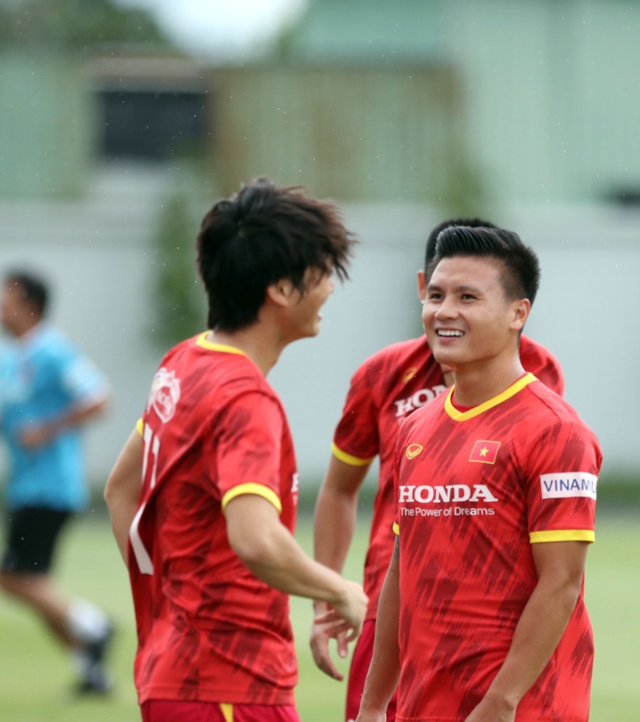 Thực tế chưa hề có bất kỳ thông tin nào về việc Quang Hải trở về Việt Nam thi đấu. (Ảnh: VFF)