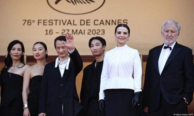  
Đạo diễn Trần Anh Hùng cùng gia đình và êkip làm phim có mặt tại thảm đỏ LHP Cannes 2023. Ảnh: Cannes
