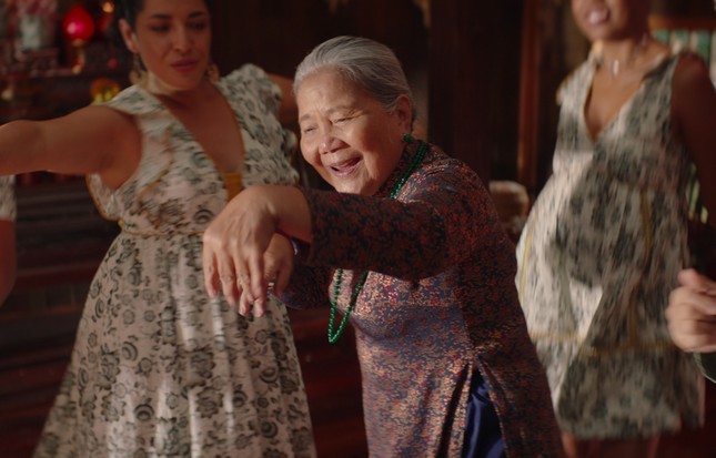  
"Bà nội quốc dân" Lê Thiện thủ vai bà trong dự án phim quốc tế. Ảnh: Netflix - Tin sao Viet - Tin tuc sao Viet - Scandal sao Viet - Tin tuc cua Sao - Tin cua Sao