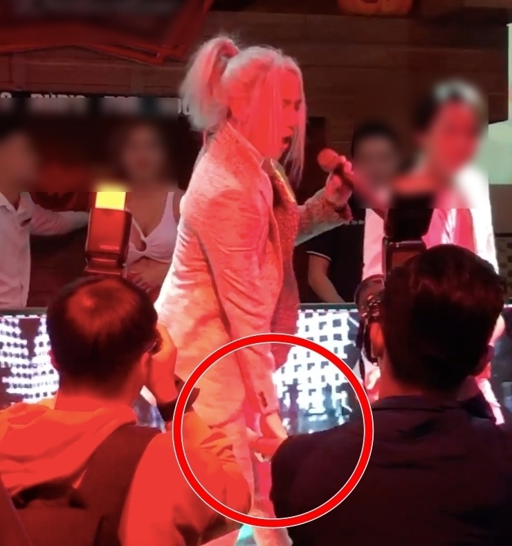  S.T Sơn Thạch "xanh mặt" khi khán giả có hành vi quá khích. Ảnh: S.T Sơn Thạch - Tin sao Viet - Tin tuc sao Viet - Scandal sao Viet - Tin tuc cua Sao - Tin cua Sao