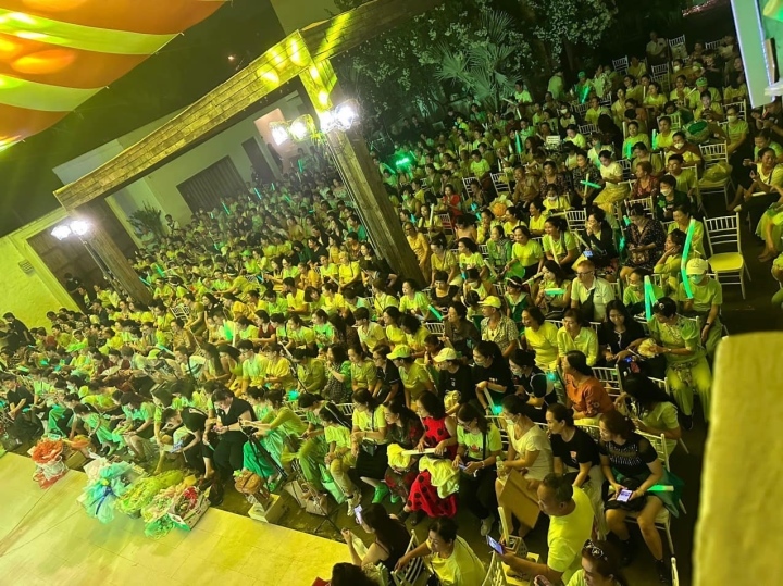  
Một đêm diễn kín khán giả của Hồ Văn Cường. 