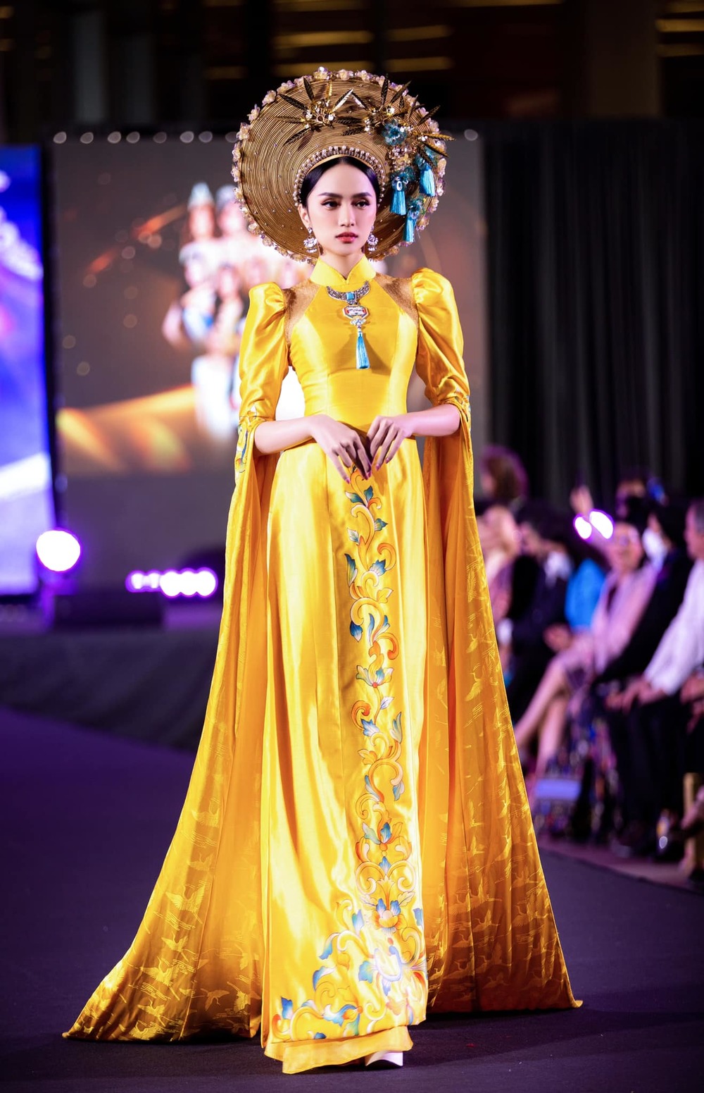 Người đẹp nỗ lực quảng bá văn hóa và thời trang Việt khi có dịp vươn ra biển lớn. Ảnh: Hương Giang