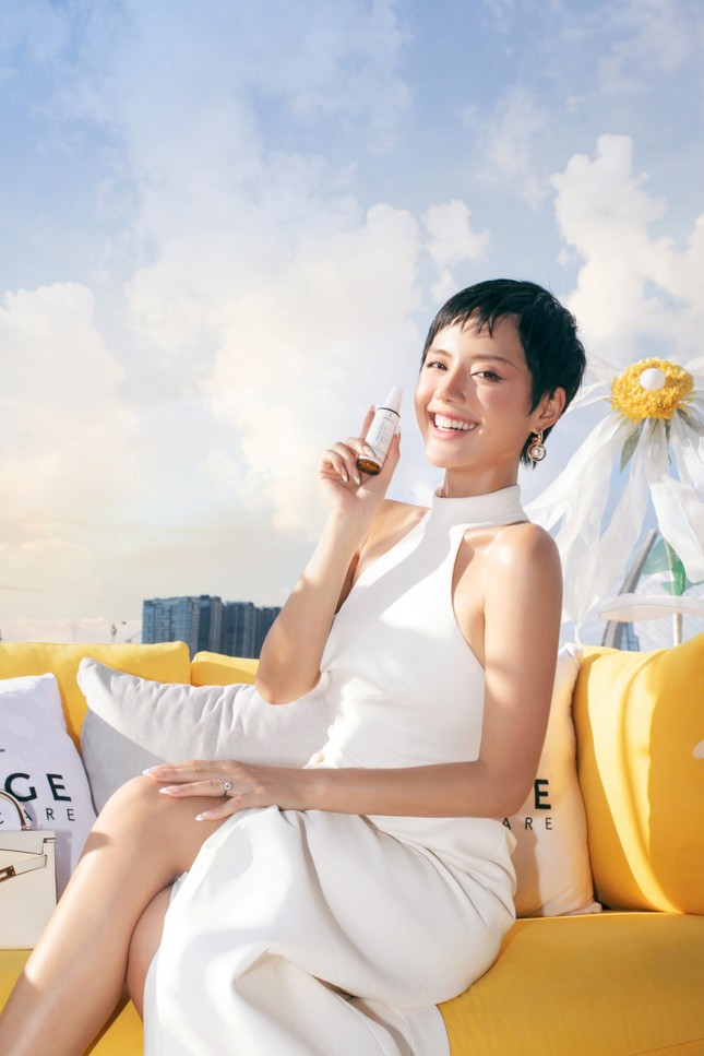 Cô Em Trendy trải nghiệm dòng sản phẩm chống nắng yêu thích mới.
Cô Em Trendy trải nghiệm dòng sản phẩm chống nắng yêu thích mới.