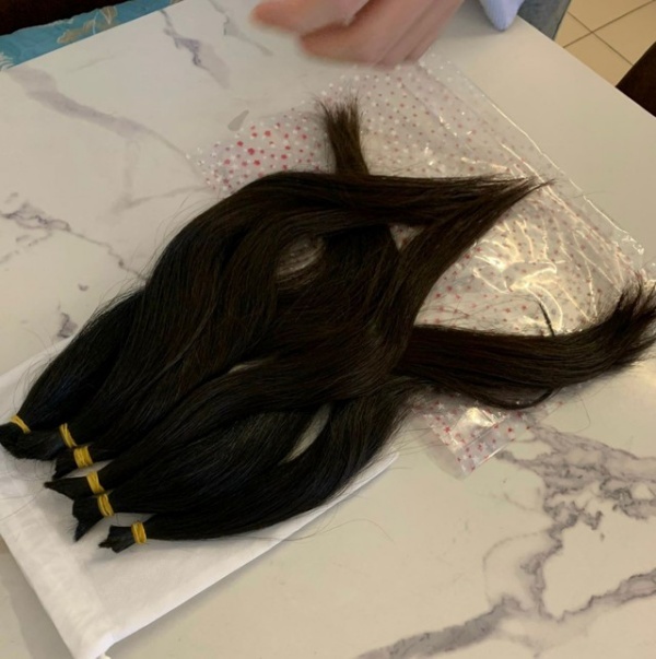 
Những lọn tóc của Lộc hiến tặng bệnh nhân ung thư. (Ảnh: Thanh Niên)