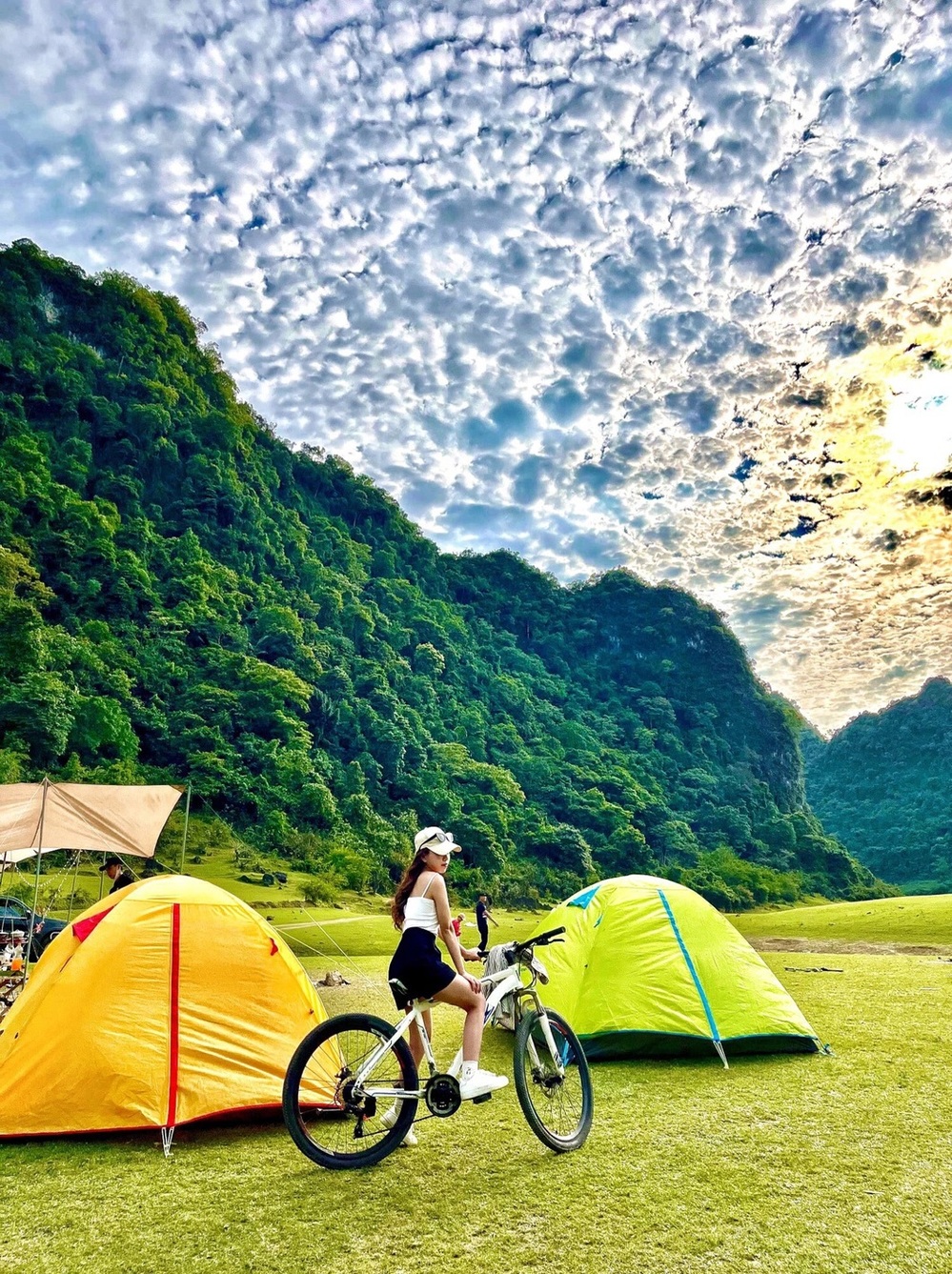  
Bạn cũng có thể đi dạo hoặc đạp xe trên thảm cỏ trải dài bất tận ở núi Mắt Thần. (Ảnh: Tuổi trẻ)