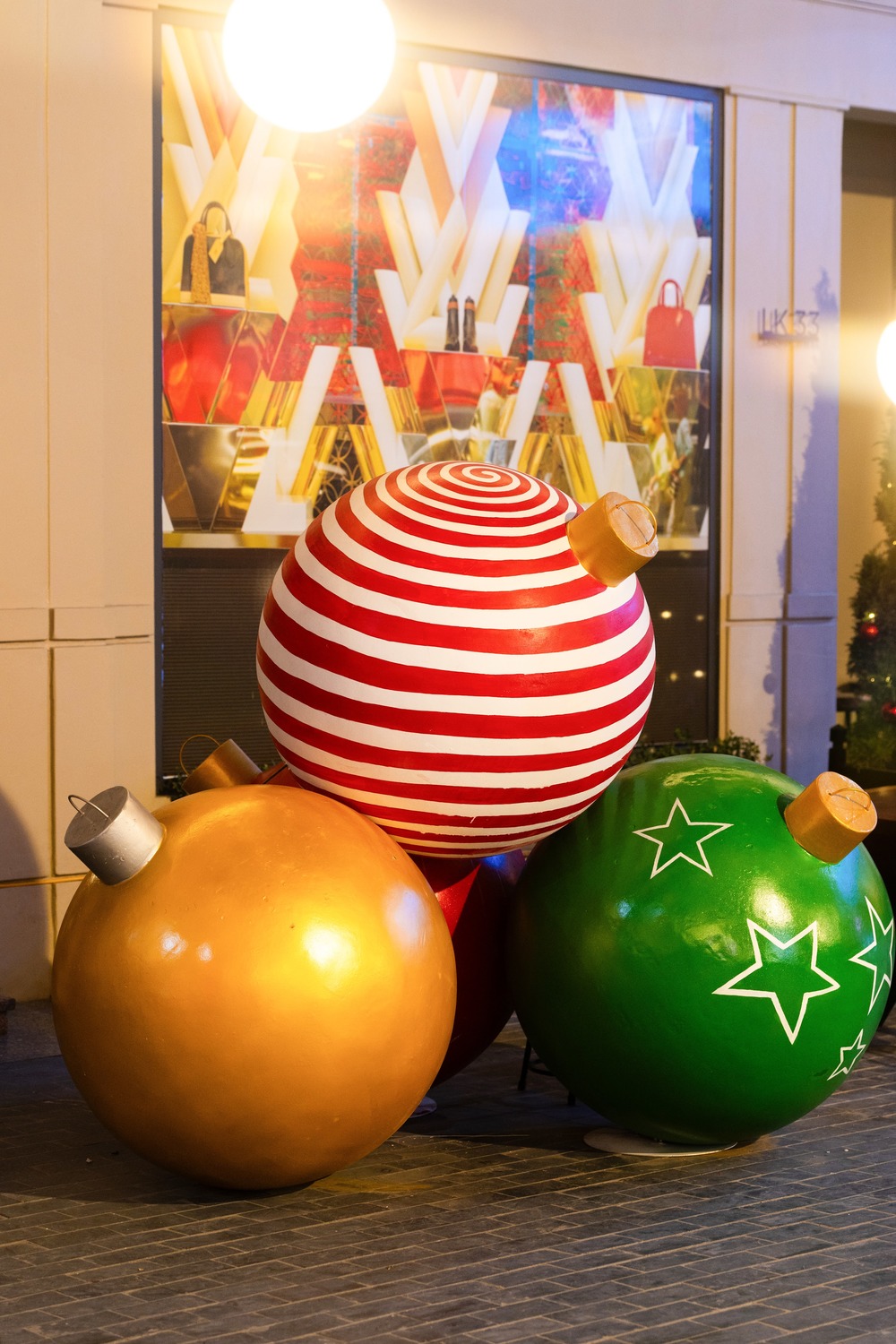  
Những quả châu Noel khổng lồ - Nguồn ảnh – Golden Link​