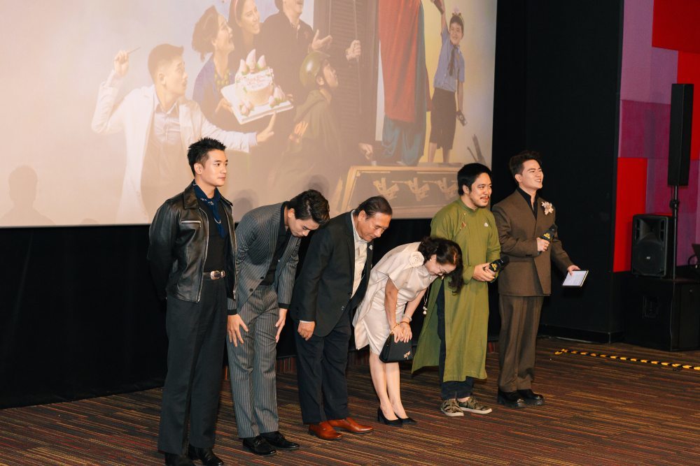 Đoàn phim gửi lời chào trước khi khách mời xem phim  
Đoàn phim gửi lời chào trước khi khách mời xem phim