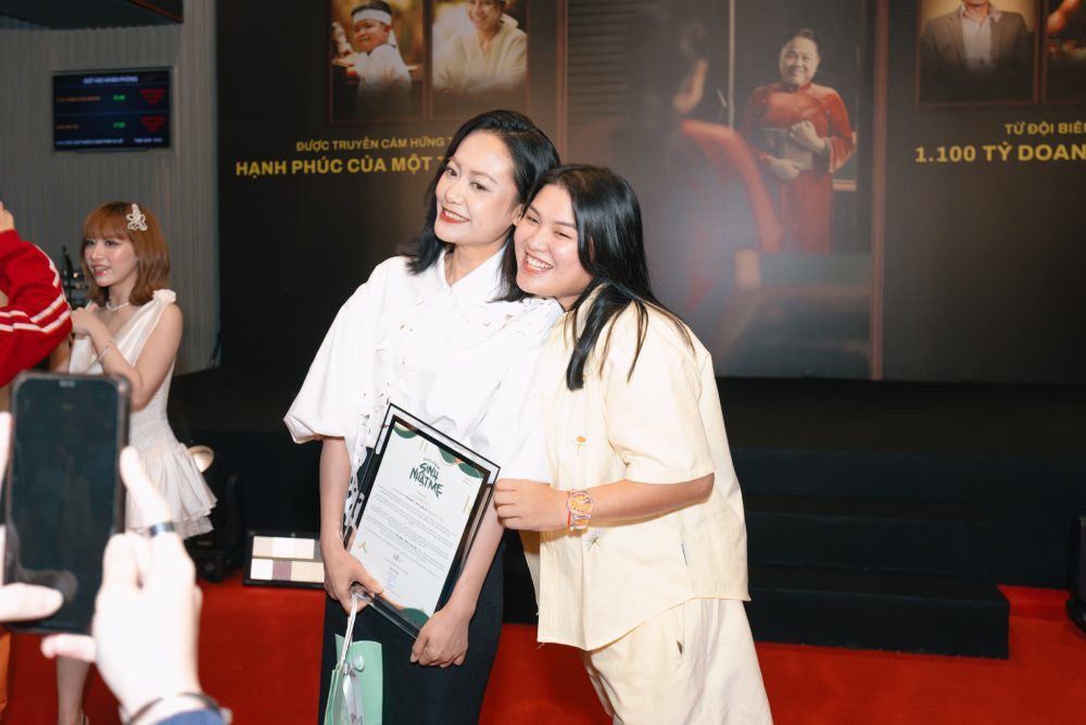 Hồng Ánh chụp ảnh với người hâm mộ  
Hồng Ánh chụp ảnh với người hâm mộ