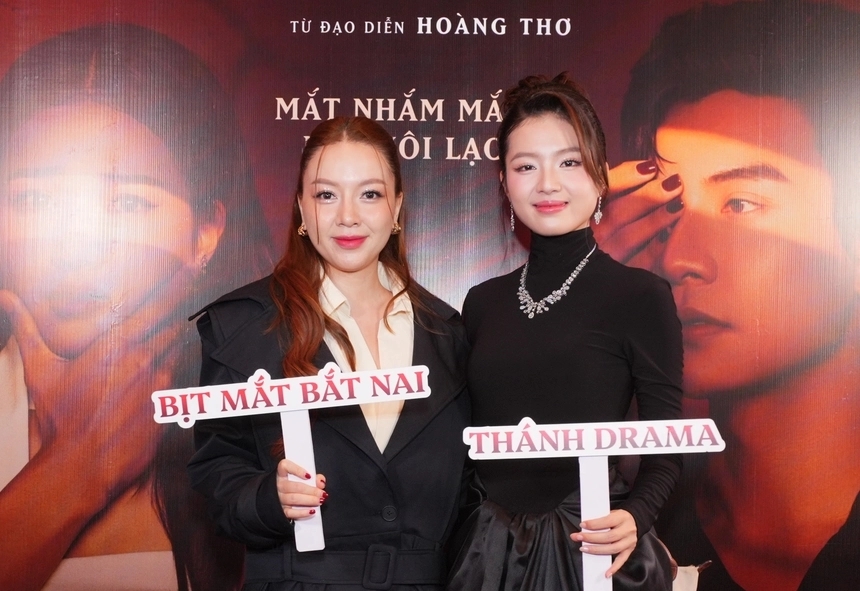 Băng Di chúc mừng dự án mới của Bích Ngọc.  
Băng Di chúc mừng dự án mới của Bích Ngọc.