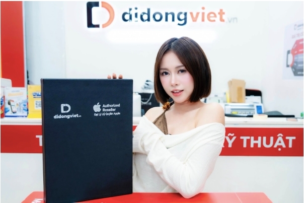 Vừa tậu iPhone mới, Việt Phương Thoa đã có ngay clip triệu view.  
Vừa tậu iPhone mới, Việt Phương Thoa đã có ngay clip triệu view. - Tin sao Viet - Tin tuc sao Viet - Scandal sao Viet - Tin tuc cua Sao - Tin cua Sao