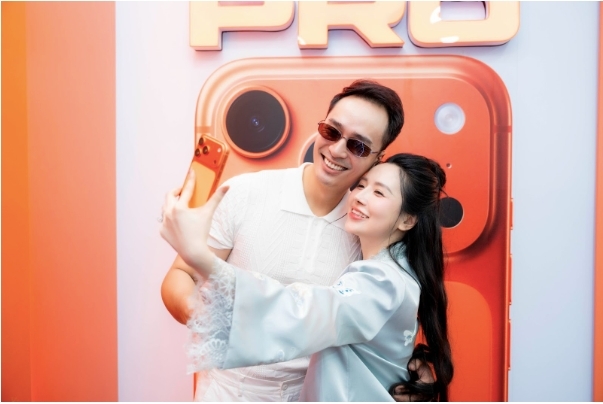 Vợ chồng Viên Vibi “bắt trend” check-in với iPhone 17 Pro Max màu cam.  
Vợ chồng Viên Vibi “bắt trend” check-in với iPhone 17 Pro Max màu cam. - Tin sao Viet - Tin tuc sao Viet - Scandal sao Viet - Tin tuc cua Sao - Tin cua Sao