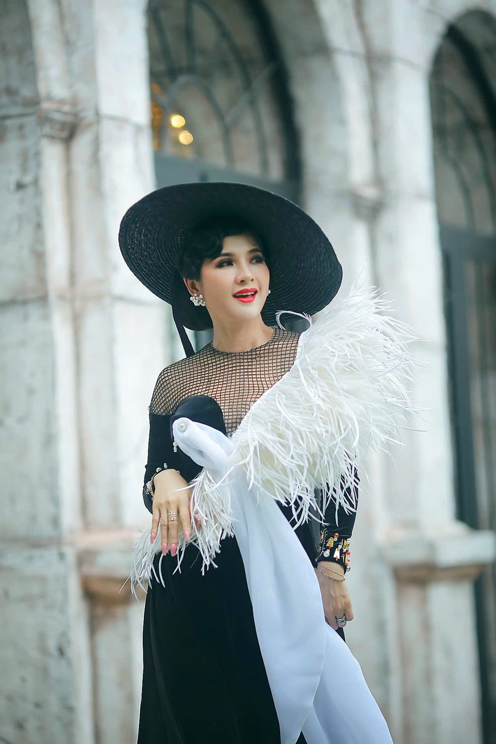 Cô là một doanh nhân thành đạt.
Cô là một doanh nhân thành đạt.