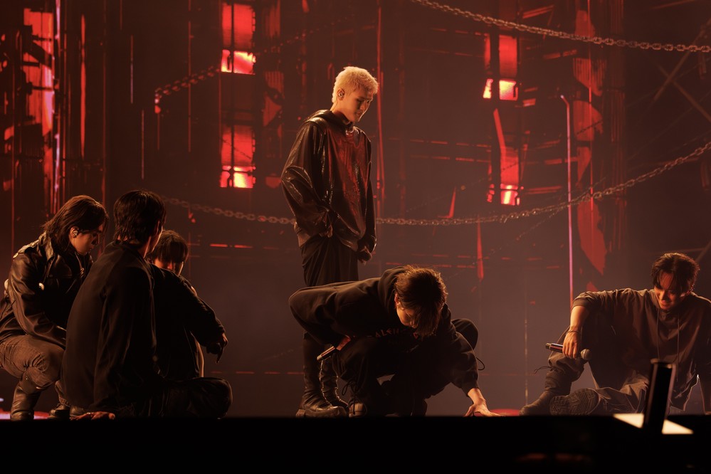 JUSTB với cú hit kép "Damage" và "Get away".  
JUSTB với cú hit kép "Damage" và "Get away".