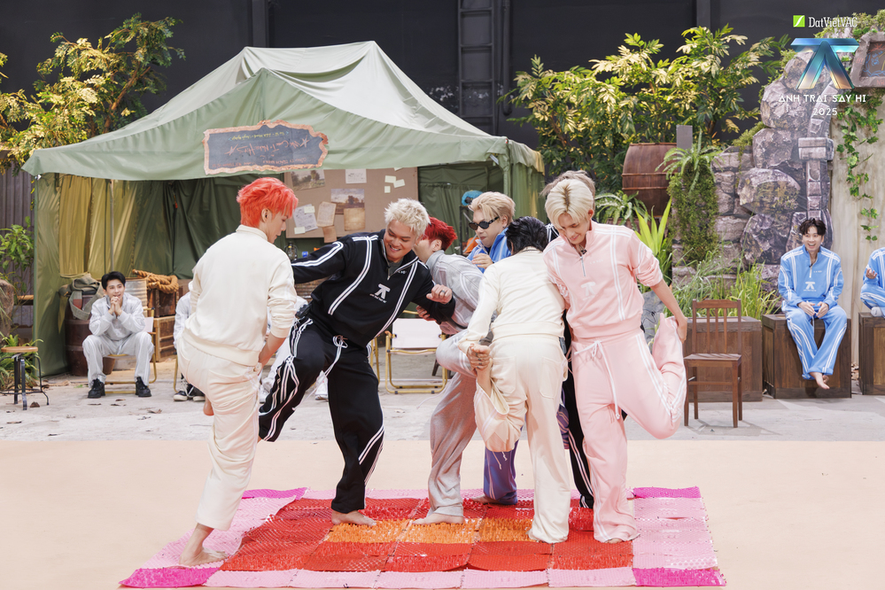 Các Anh trai trải qua nhiều thử thách thú vị để nhận ưu tiên về lượt chọn bài.
Các Anh trai trải qua nhiều thử thách thú vị để nhận ưu tiên về lượt chọn bài.