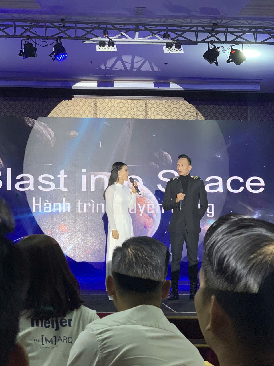 Là người đứng sau tổ chức các sự kiện, văn hóa văn nghệ.
Là người đứng sau tổ chức các sự kiện, văn hóa văn nghệ.