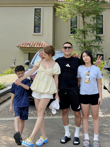 CEO Đức Thổ cùng gia đình.
CEO Đức Thổ cùng gia đình.