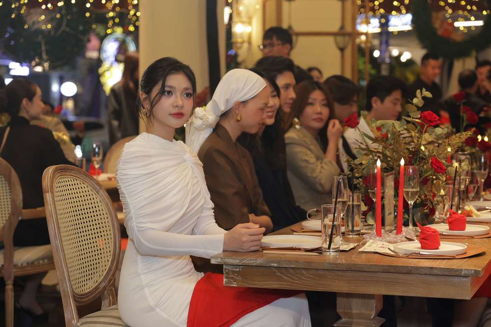 Á hậu Minh Kiên và các khách mời tận hưởng không gian buổi tiệc.
Á hậu Minh Kiên và các khách mời tận hưởng không gian buổi tiệc. - Tin sao Viet - Tin tuc sao Viet - Scandal sao Viet - Tin tuc cua Sao - Tin cua Sao