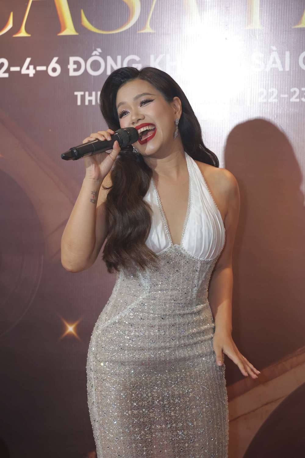 Phương Vy "mở concert" tại sự kiện.
Phương Vy "mở concert" tại sự kiện. - Tin sao Viet - Tin tuc sao Viet - Scandal sao Viet - Tin tuc cua Sao - Tin cua Sao
