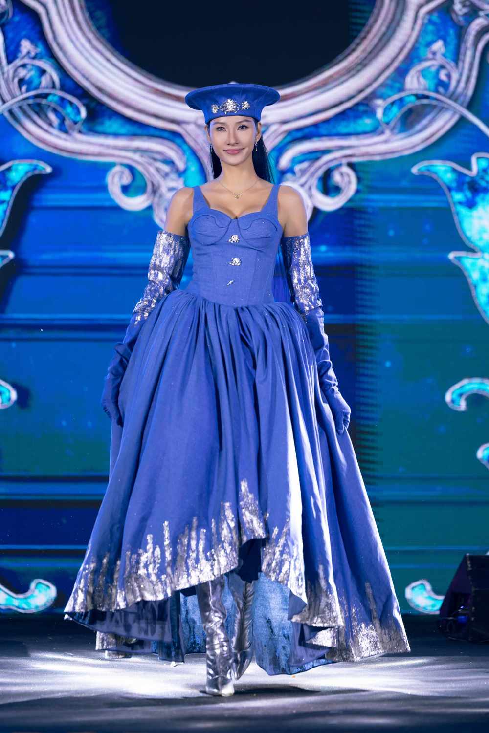 Hoàng Thùy gây bất ngờ khi làm vedette tại Single with STYLE.  
Hoàng Thùy gây bất ngờ khi làm vedette tại Single with STYLE. - Tin sao Viet - Tin tuc sao Viet - Scandal sao Viet - Tin tuc cua Sao - Tin cua Sao