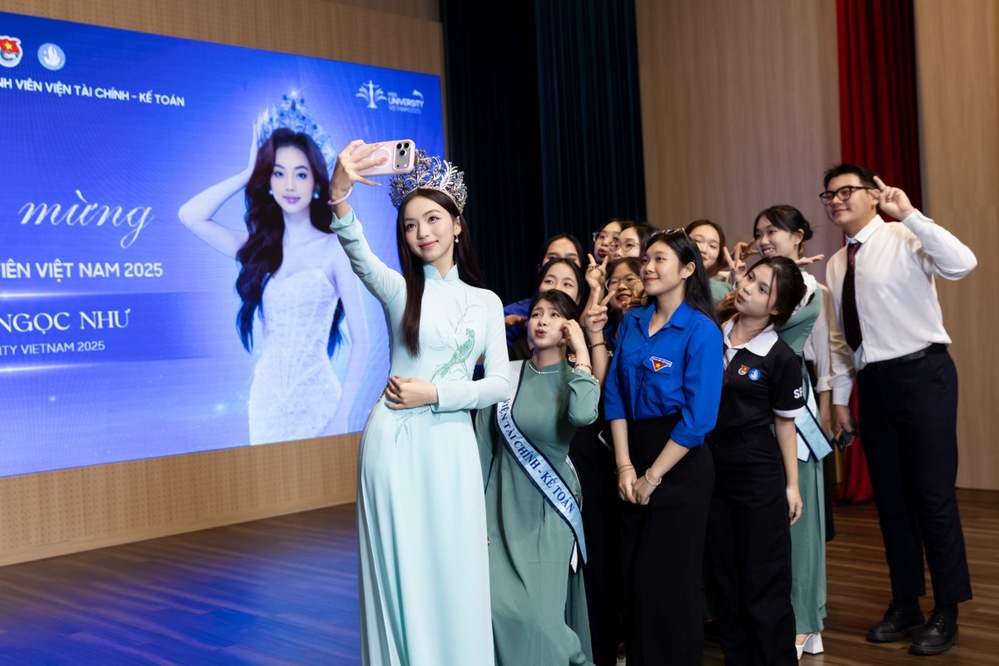 Sinh viên trường Đại học Công Nghiệp TP.HCM chụp ảnh lưu niệm cùng Hoa hậu Hoàng Ngọc Như.
Sinh viên trường Đại học Công Nghiệp TP.HCM chụp ảnh lưu niệm cùng Hoa hậu Hoàng Ngọc Như.