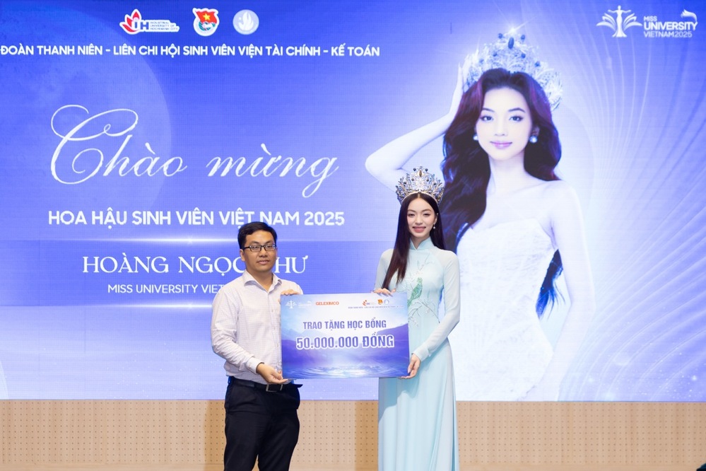 Hoa hậu Hoàng Ngọc Như trao học bổng cho các sinh viên tại chính ngôi trường Đại học Công Nghiệp TP.HCM mà cô theo học.
Hoa hậu Hoàng Ngọc Như trao học bổng cho các sinh viên tại chính ngôi trường Đại học Công Nghiệp TP.HCM mà cô theo học.