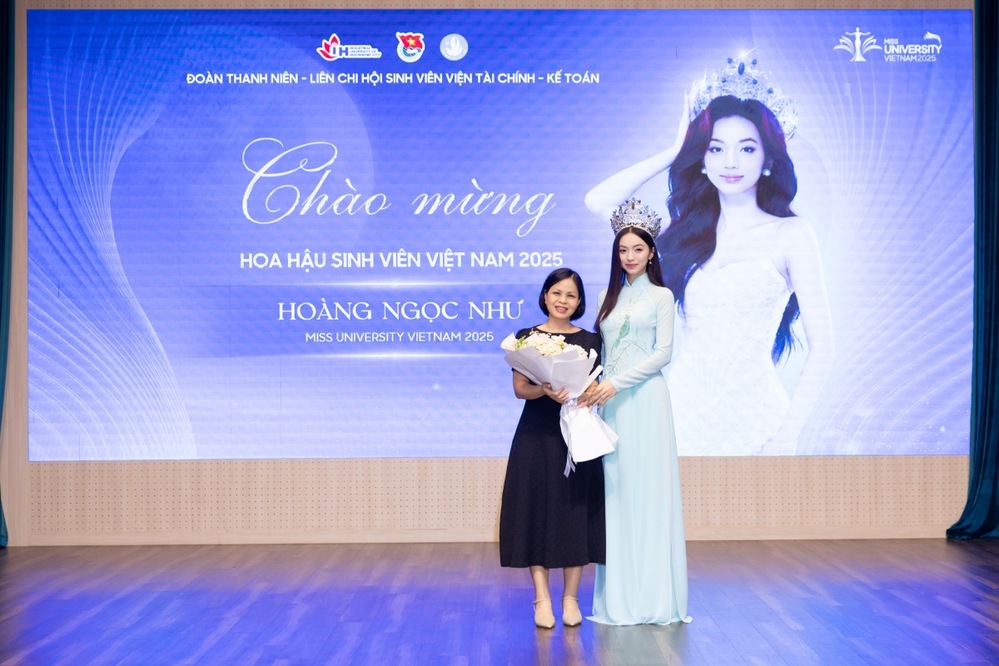 TS. Cồ Thị Thanh Hương nhận hoa tri ân từ Hoa hậu Hoàng Ngọc Như.
TS. Cồ Thị Thanh Hương nhận hoa tri ân từ Hoa hậu Hoàng Ngọc Như.