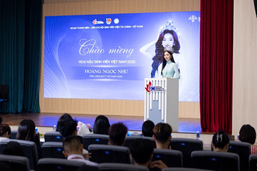 Trong bài phát biểu đầy xúc động, Hoa hậu Hoàng Ngọc Như gửi lời cảm ơn đến mái trường Đại học Công nghiệp TP.HCM - nơi cô coi như ngôi nhà thứ hai.
Trong bài phát biểu đầy xúc động, Hoa hậu Hoàng Ngọc Như gửi lời cảm ơn đến mái trường Đại học Công nghiệp TP.HCM - nơi cô coi như ngôi nhà thứ hai.
